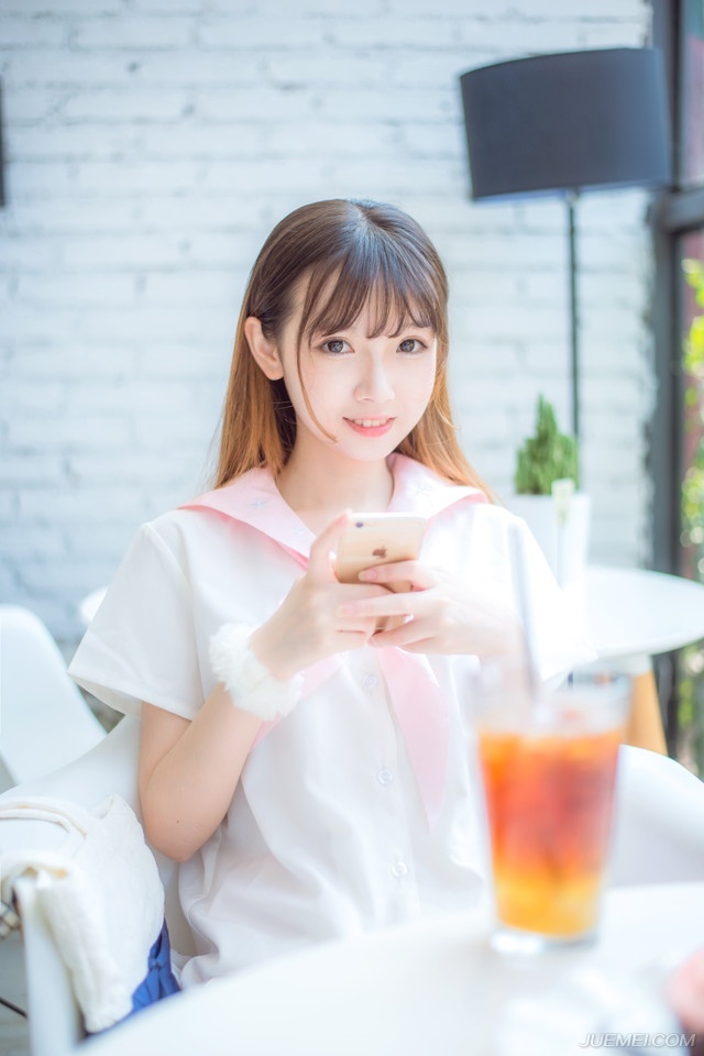 “在你带来书信之前，军师已经暗中命人将你的事情告诉我。”陈到沉声道：“你究竟是何人？”